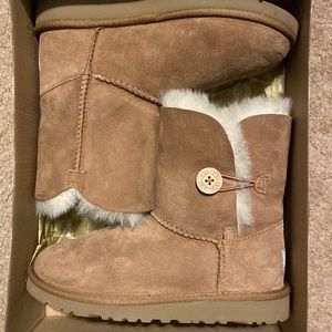 Ugg Kids Bailey Button (Like new)